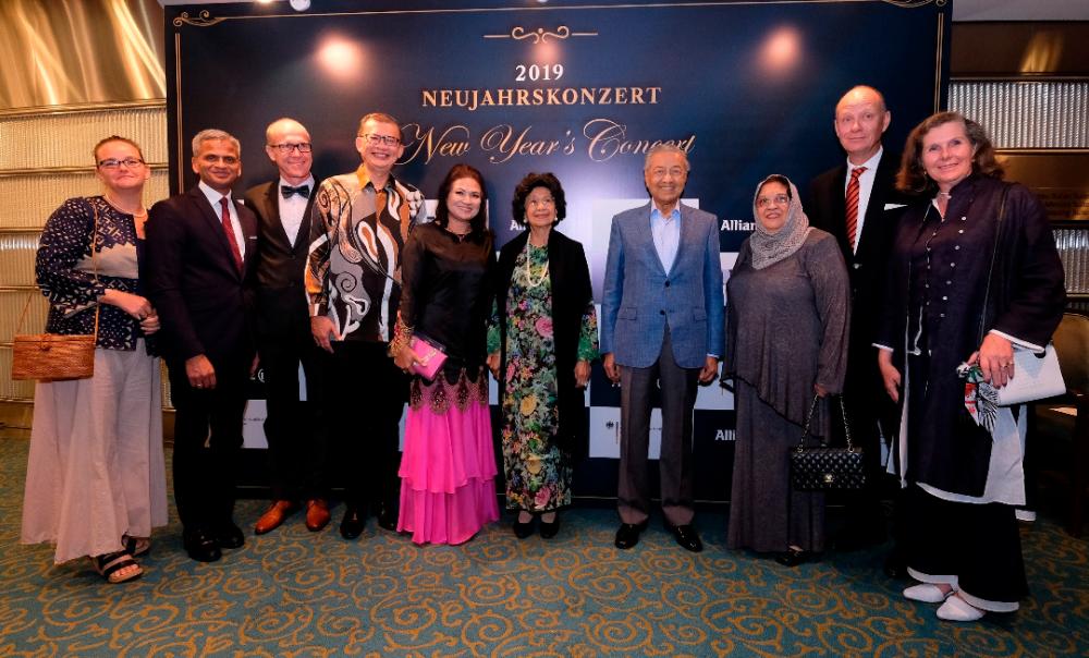 Allianz Life Insurance Malaysia Berhad CEO, Joseph Gross (2nd L) ; Daniel Bernbeck, CEO, Malaysia-German Chamber of Commerce and Industry (MGCC) (3rd L); Allianz Malaysia Berhad CEO, Zakri Khir (4th L); Tan Sri Rafiah Salim, Chairman, Allianz Malaysia Berhad (3rd R); Ambassador Nikolaus Graf Lambsdorff of the German Embassy, Malaysia (2nd R) with Guest-of-Honour Tun Dr. Mahathir Mohamad; Tun Dr. Siti Hasmah Mohd Ali, Patron of the Malaysian Philharmonic Orchestra, with spouses and dignitaries at the concert.