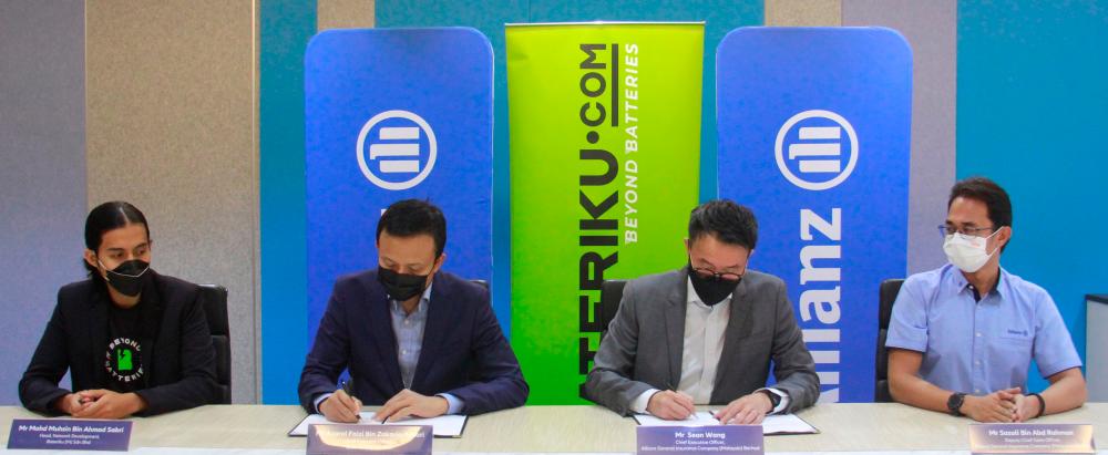 (From left) Bateriku (M) Sdn Bhd head of network development Muhsin Sabri, Bateriku (M) Sdn Bhd CEO Azarol Faizi Zakaria Ansari, Wang and Allianz General deputy chief sales officer Sazali Abdul Rahman following the memorandum of understanding signing ceremony at Menara Allianz Sentral on April 25.