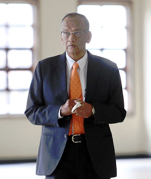 Former auditor-general Tan Sri Ambrin Buang at the Kuala Lumpur Court Complex today. — BBXpress.
