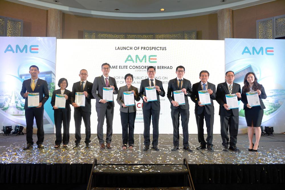 From left: AME non-executive directors Wee Soon Chit, Tan Lay Beng and Chang Tian Kwang; CIMB Investment Bank CEO Jefferi M. Hashim; AME chairperson Tengku Azrina Raja Abdul Aziz; Kelvin Lee; AME executive directors Simon Lee, Lim Yook Kim and Kang Ah Chee; and Lim Pei Shi, alternate director to Lim Yook Kim at the prospectus launch.