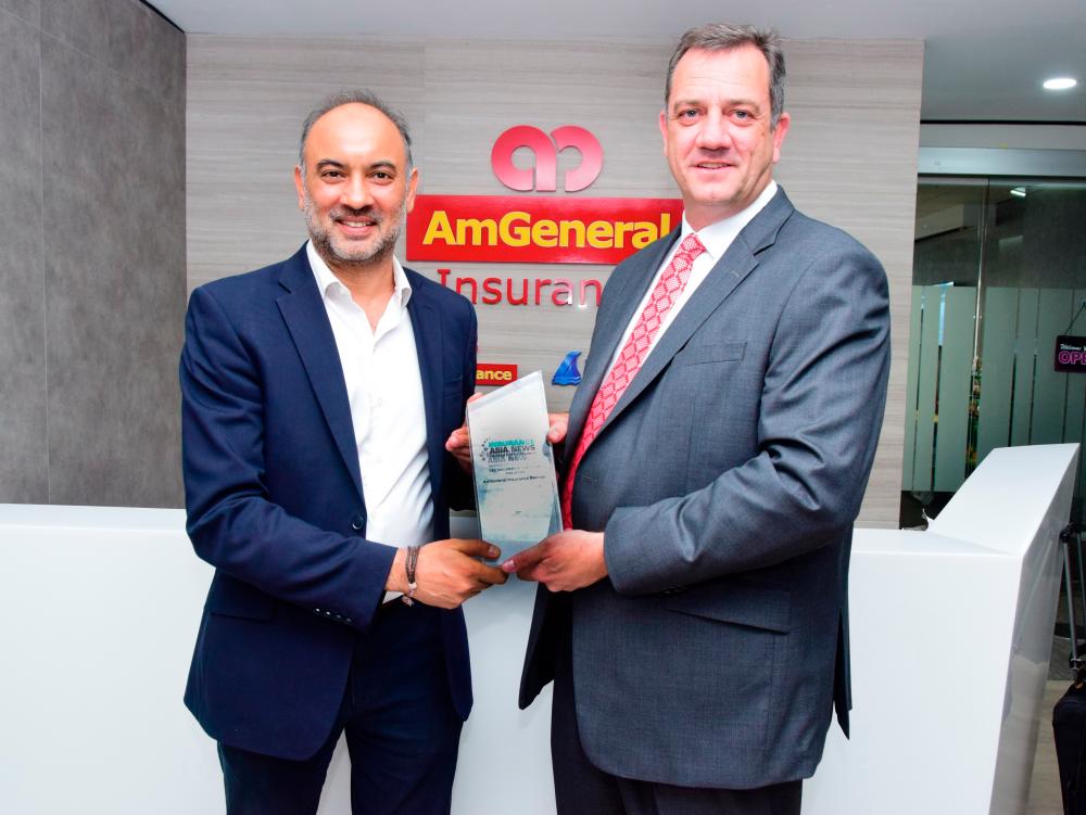 Roberts (right) receiving the award from Insurance Asia News publisher Yawar Tharia at the AmGeneral Insurance head office in Kuala Lumpur on Jan 9, 2020.
