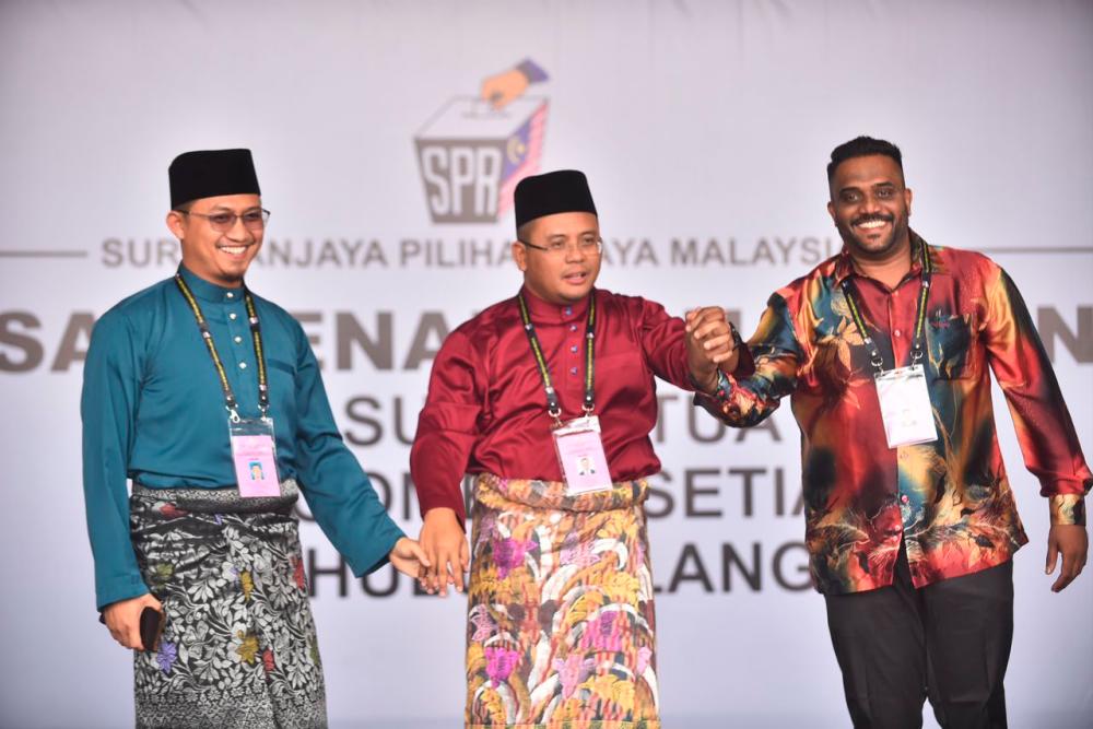 (from left) Muhammad Hanif Jamaluddin (PN), Amiruddin Shaari (Pakatan Harapan) and independent candidate Suman Gopal pose together during nomination day at SMK Sungai Pusu in Gombak. Pix by Syazwan Kamal/theSun