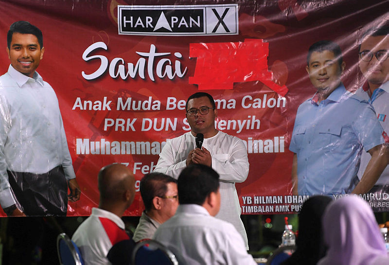 Selangor Pakatan Harapan (PH) chairman Amirudin Shari speaks after a meet-the-people programme at the Baiduri Apartment, Bandar Tasik Kesuma, on Feb 17, 2019. — Bernama
