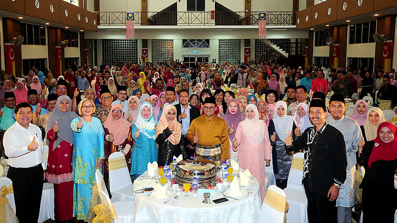 Selangor Mentri Besar Amirudin Shari poses for a picture with guests at the Aidilfitri celebration held for Selangor educators, on July 6, 2019. — Bernama