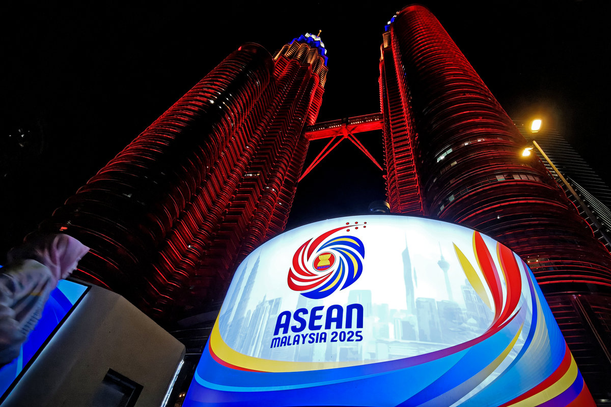 Skrin LED memaparkan logo ASEAN dengan latar belakang pancaran cahaya bendera bertemakan warna ASEAN pada Menara Berkembar PETRONAS, sempena Mesyuarat Menteri-Menteri Luar ASEAN (AMM) ke-58 dan mesyuarat berkaitan dari 8 hingga 11 Julai di Pusat Konvensyen Kuala Lumpur (KLCC). - BERNAMA