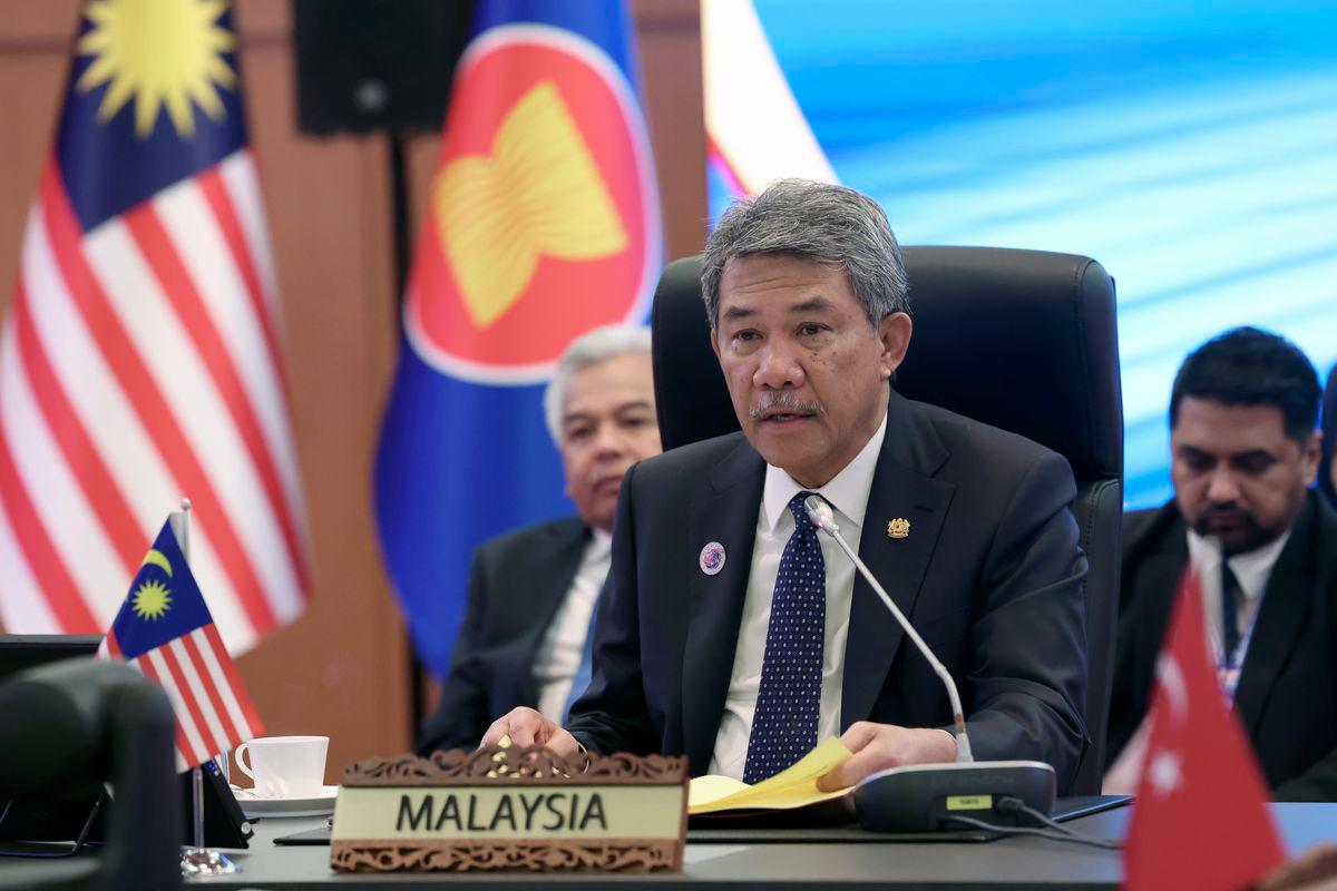 Foreign Minister Datuk Seri Mohamad Hasan (centre) chairs the trilateral meeting between Malaysia, Türkiye, and the ASEAN Secretariat in conjunction with the 58th ASEAN Foreign Ministers’ Meeting (AMM) and related meetings at the Kuala Lumpur Convention Centre today. - BERNAMAPIX