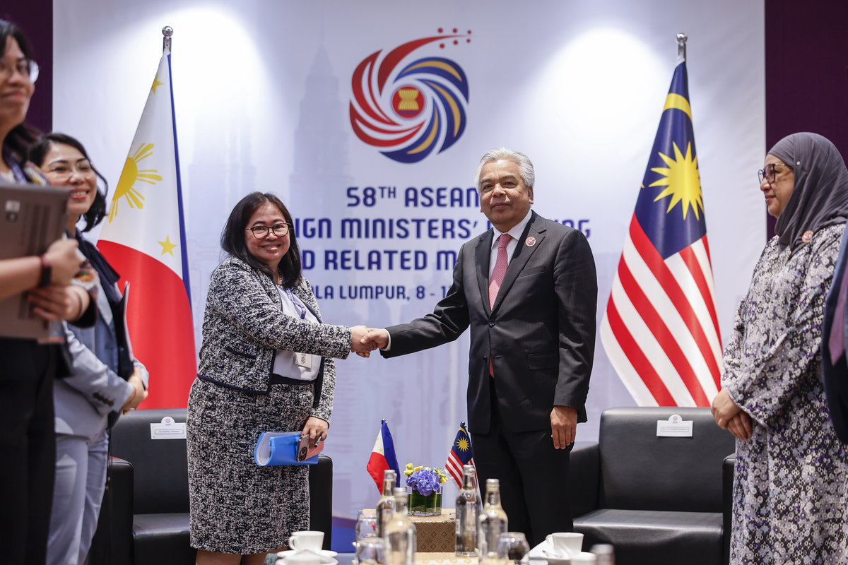 Ketua Setiausaha Kementerian Luar Negeri, Datuk Seri Amran Mohamed Zin (dua dari kanan) berjabat tangan dengan Pemimpin Mesyuarat Pegawai Kanan (SOM) Gantian ASEAN-Filipina, Ana Marie L. Hernando semasa mesyuarat dua hala di sela-sela Mesyuarat Menteri-Menteri Luar ASEAN ke-58 (AMM) dan mesyuarat berkaitan di Pusat Konvensyen Kuala Lumpur (KLCC), hari ini - BERNAMA