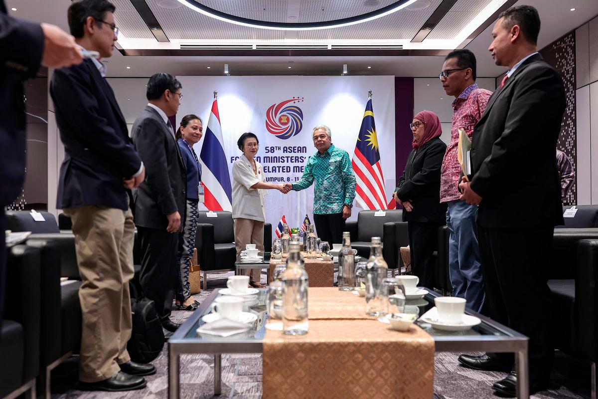 Ketua Setiausaha Kementerian Luar Datuk Seri Amran Mohamed Zin bersama Setiausaha tetap Kementerian Luar Negara Thailand Eksiri Pintaruchi - BERNAMA