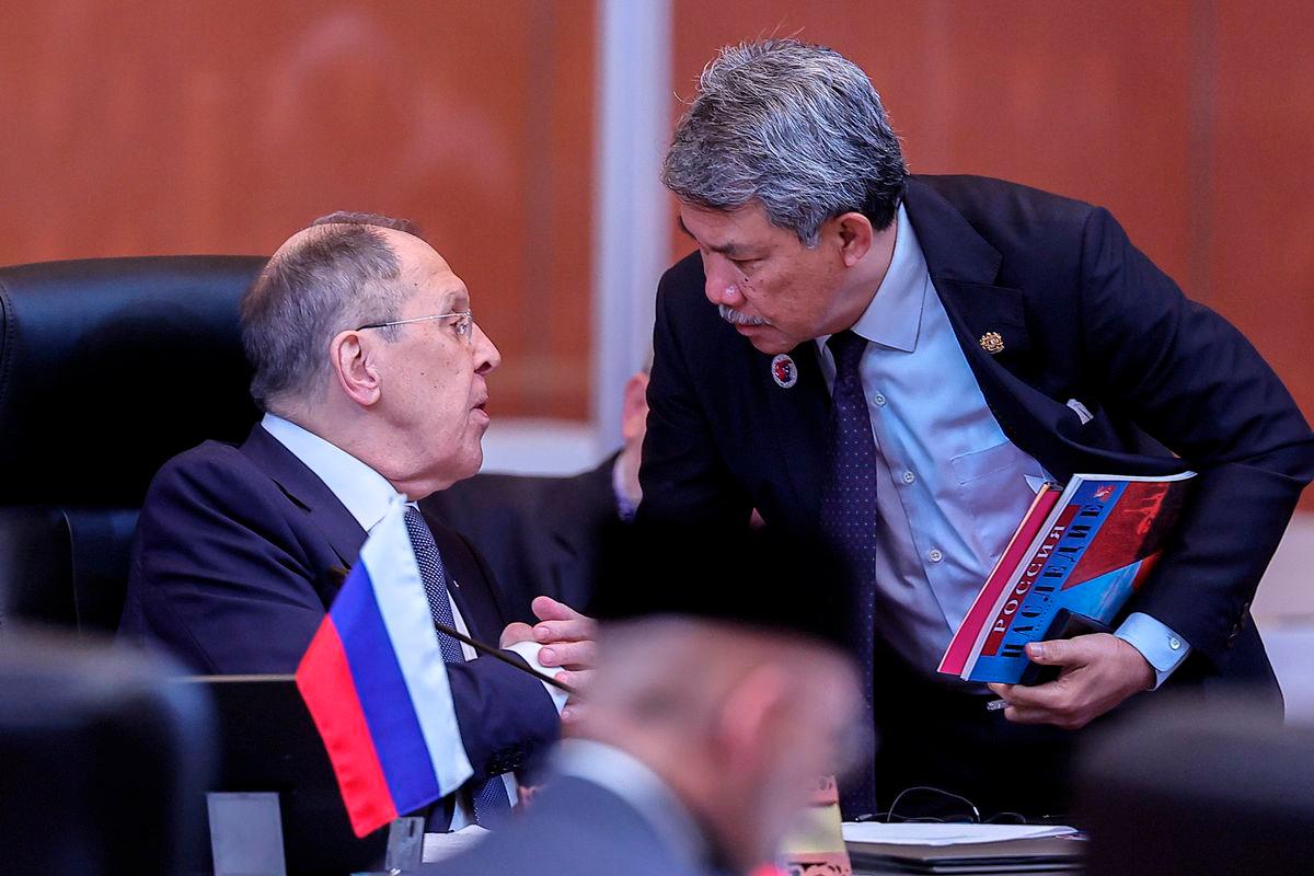 Malaysia’s Foreign Minister, Datuk Seri Mohamad Hasan, engages in conversation with Russia’s Foreign Minister, Sergey Lavrov, at the ASEAN Post-Ministerial Conference with Japan, in conjunction with the 58th ASEAN Foreign Ministers’ Meeting and related meetings at the Kuala Lumpur Convention Centre today - BERNAMA