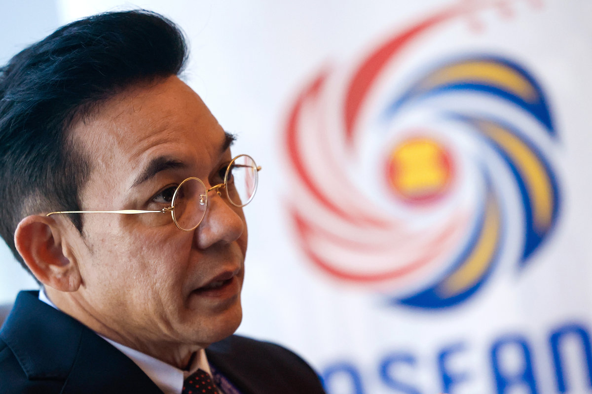 Director-General of the Department of Information and spokesperson for Thailand’s Ministry of Foreign Affairs (MFA), Nikorndej Balankura speaks to reporters on the sidelines of the 58th ASEAN Foreign Ministers’ Meeting and Related Meetings at the Kuala Lumpur Convention Centre today. - BERNAMA