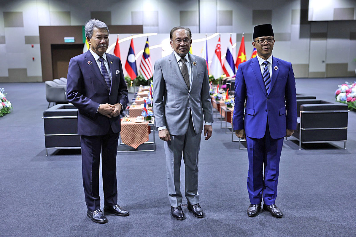 Prime Minister Datuk Seri Anwar Ibrahim receives a courtesy call from Indonesia’s Foreign Minister Sugiono on the sidelines of the 58th ASEAN Foreign Ministers’ Meeting and Related Meetings at the Kuala Lumpur Convention Centre today. Also present is Malaysian Foreign Minister Datuk Seri Mohamad Hasan (left). - BERNAMA