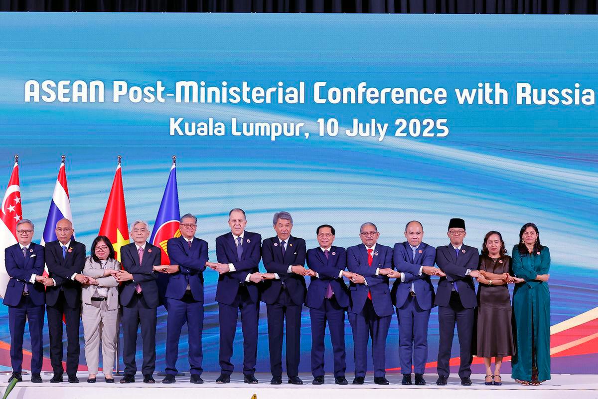 Malaysia’s Foreign Minister Datuk Seri Mohamad Hasan (seventh, left) and Russian Foreign Minister Sergey Lavrov (sixth, left) poses for a photo after the ASEAN Post-Ministerial Conference with Russia, in conjunction with the 58th ASEAN Foreign Ministers’ Meeting (AMM) - Bernamapix