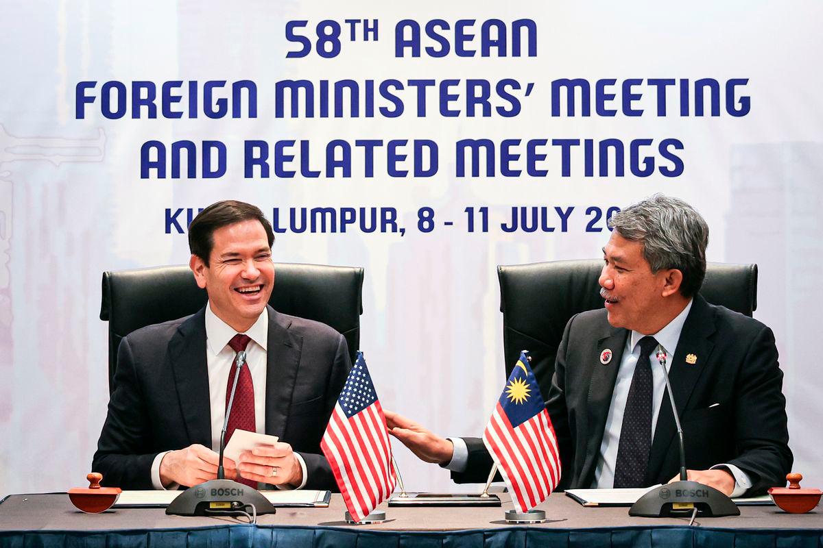 Malaysia’s Foreign Minister, Datuk Seri Mohamad Hasan (right) with US Secretary Of State, Marco Rubio during the Memorandum of Understanding (MoU) signing ceremony at the 58th ASEAN Foreign Ministers’ Meeting (AMM) and related meetings at the Kuala Lumpur Convention Centre today - BERNAMA