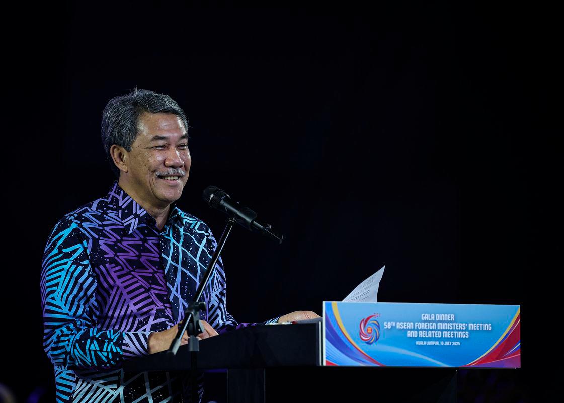 Foreign Minister Datuk Seri Mohamad Hasan delivers a speech at the Gala Dinner in conjunction with the 58th ASEAN Foreign Ministers’ Meeting (AMM) and related meetings at the Kuala Lumpur Convention Centre - BERNAMAPIX