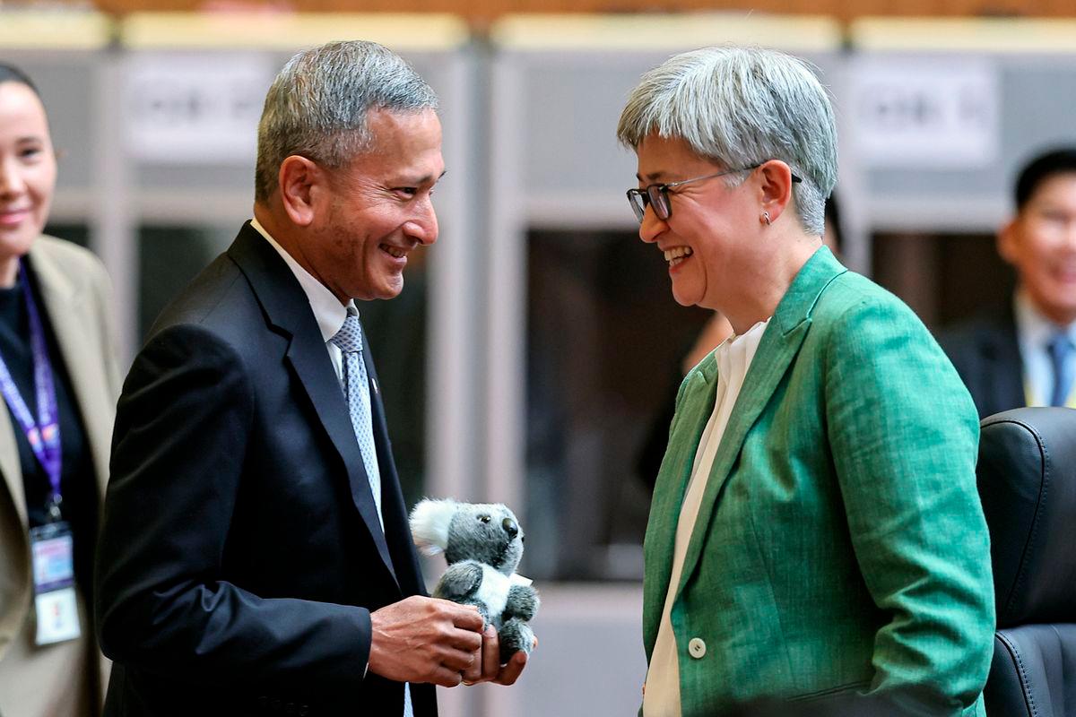 Australian Foreign Minister Penny Wong (right) with Singaporean Foreign Minister Dr Vivian Balakrishnan (left) - Bernamapix