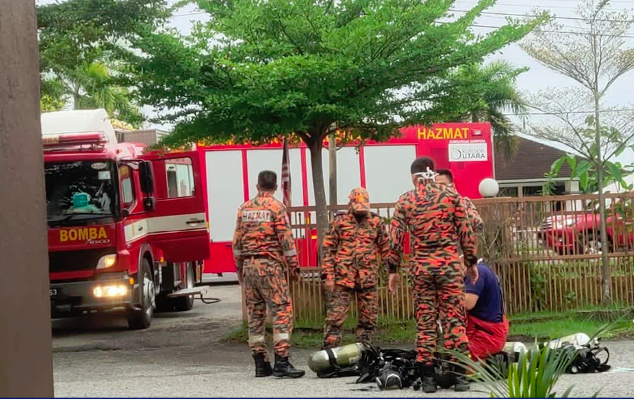 Kedah Fire and Rescue Department team at the Batu 6, Jalan Kuala Kedah factory - BERNAMAPIX