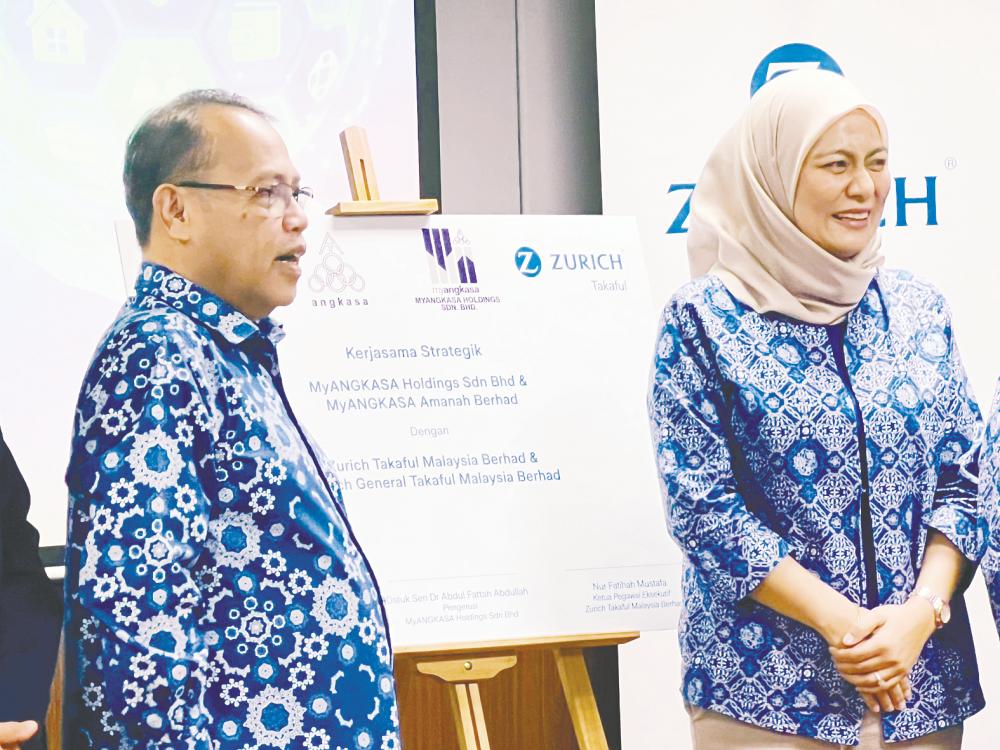 Fattah (left) and Fatihah at the signing ceremony between MyAngkasa and Zurich Takaful Malaysia.