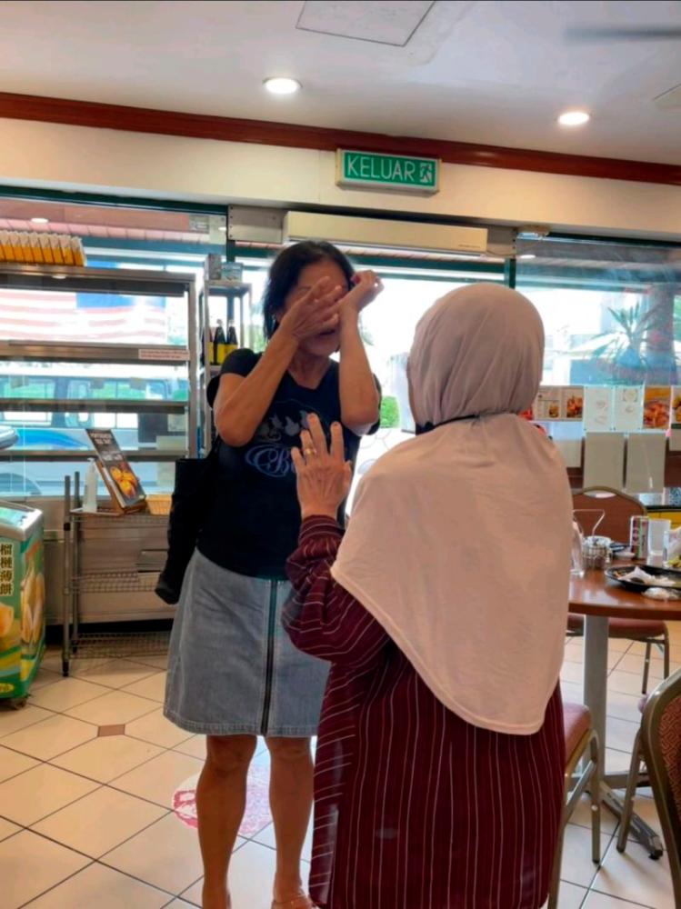 Anis Ramli’s mother (right) and the stranger (left) in a restaurant situated in Petaling Jaya - Anis Ramli/LinkedIn