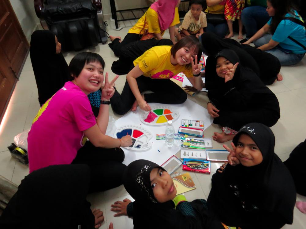 Some volunteers and the children during the arts and crafts session.