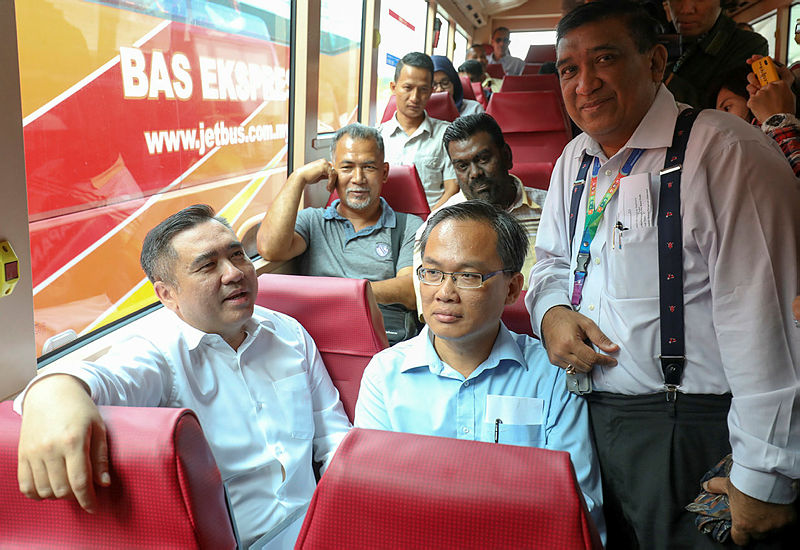 Transport Minister Anthony Loke (L) with President and Group CEO of Prasarana, Datuk Mohamed Hazlan Mohamed Hussain (R), during the launch of Rapid’s shuttle service from the Putra Heights LRT station to the Kuala Lumpur International Airport (KLIA), on March 7, 2019. — Sunpix by Asyraf Rasid.