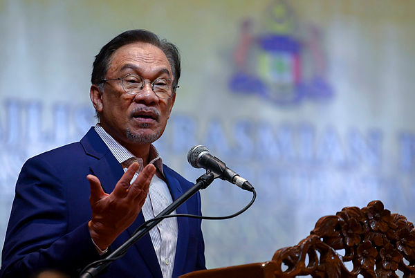 PKR president Datuk Seri Anwar Ibrahim delivers the keynote address at the closing ceremony of the Malay Archipelago Language and Letters Congress, Malacca level, at the Malacca International Trade Center (MITC) in Ayer Keroh today. — Bernama