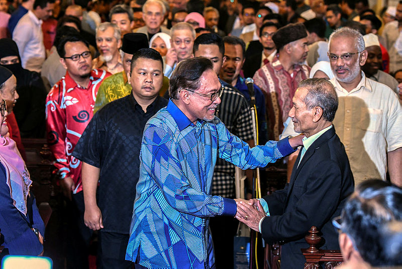 PKR president Datuk Seri Anwar Ibrahim greets guests at a forum at the International Institute of Islamic Civilisation, on Feb 6, 2019. — Bernama