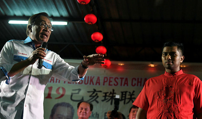 PKR president Datuk Seri Anwar Ibrahim (L) and PH’s candidate for the Semenyih by-election Muhammad Aiman Zainali, during a ceramah on Feb 23, 2019. — Bernama