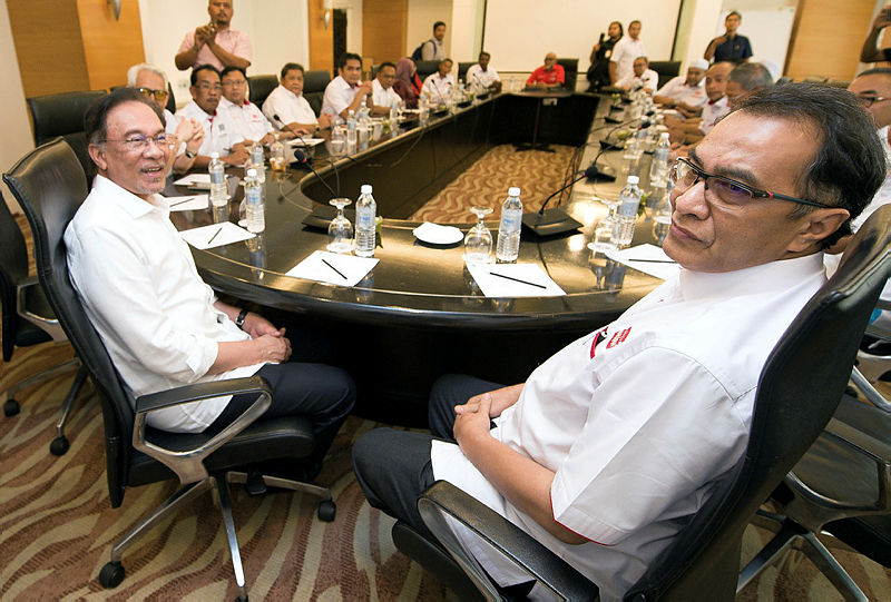 Parti Keadilan Rakyat (PKR) president Datuk Seri Anwar Ibrahim (l) and Kelantan PH Chairman Datuk Husam Musa, during a meeting with Kelantan PKR and Pakatan Harapan (PH) leaders. — Bernama