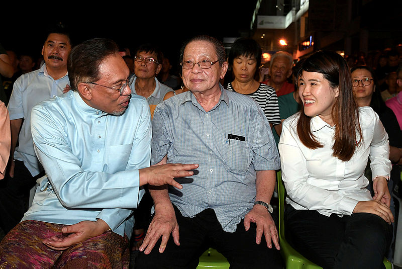 From left: Parti Keadilan Rakyat (PKR) President Datuk Seri Anwar Ibrahim, DAP supremo Lim Kit Siang and DAP’s candidate for the Sandakan by-election Vivian Wong Shir Yee, suring a ceramah last night. — Bernama