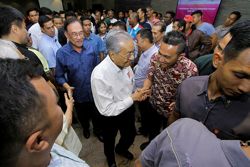 PKR President Datuk Seri Anwar Ibrahim and Prime Minister Tun Dr Mahathir Mohamad are greeted by guests at the PKR retreat, on July 19, 2019. — Bernama