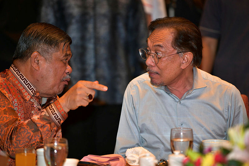 PKR President Datuk Seri Anwar Ibrahim and Amanah President Mohamad Sabu, in conversation during the ‘Harapan Sarawak Baru’ dinner, on July 28, 2019. — Bernama