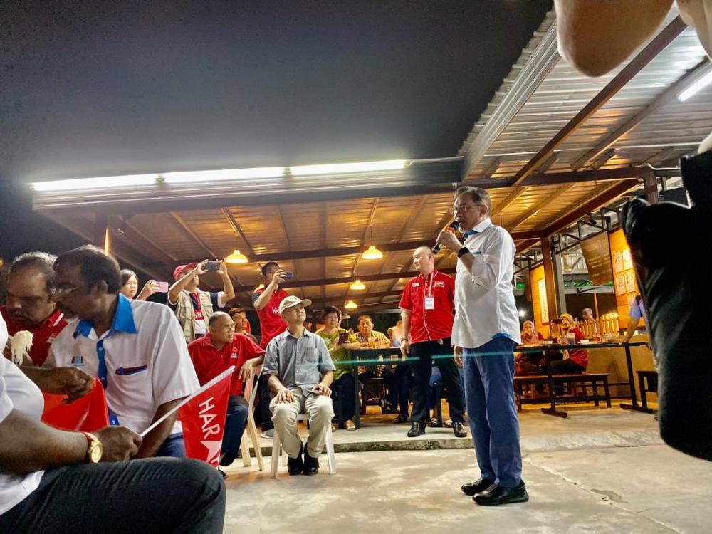 Datuk Seri Anwar Ibrahim during a ceramah at Pekan Nanas, on Nov 11. — Sunpix by Ikhwan Zulkaflee