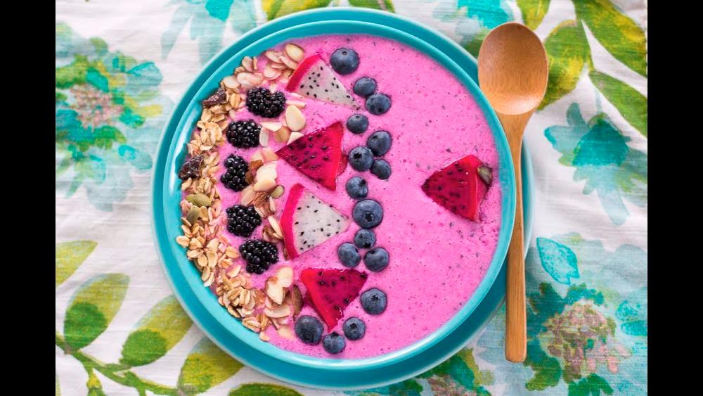 $!Dragon fruit smoothie bowls are rich in tropical flavours. – PIC FROM YOUTUBE @ARIENEMOBLEY