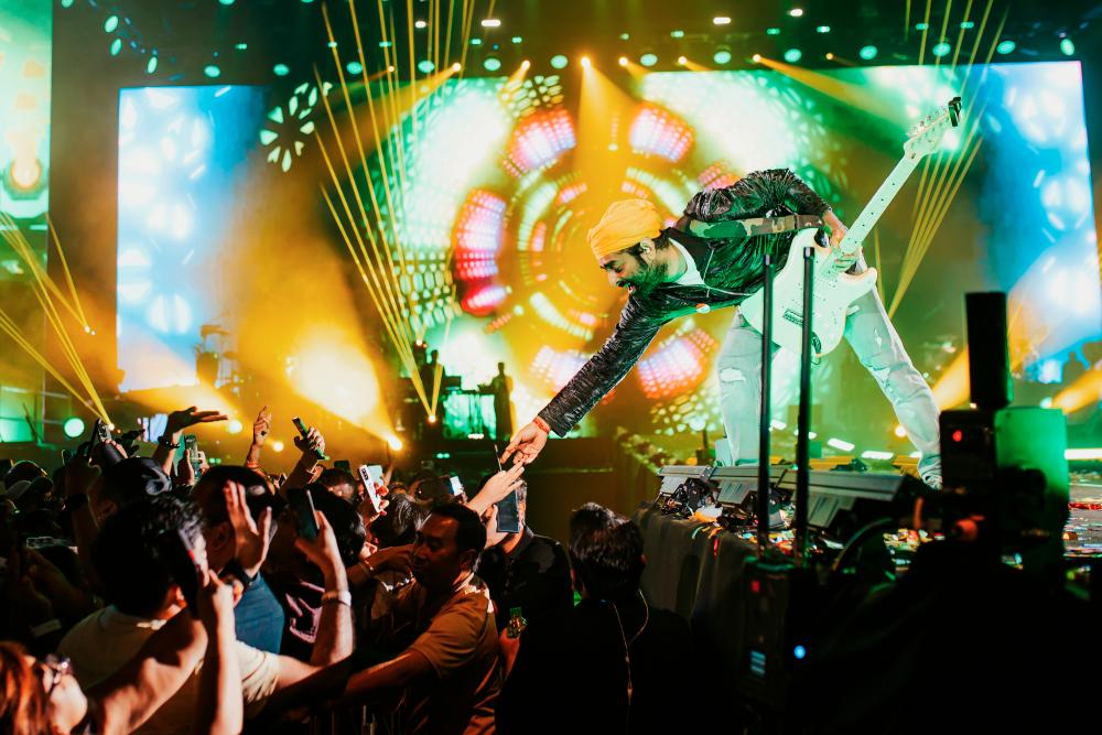 $!Arijit interacts with fans during the concert.