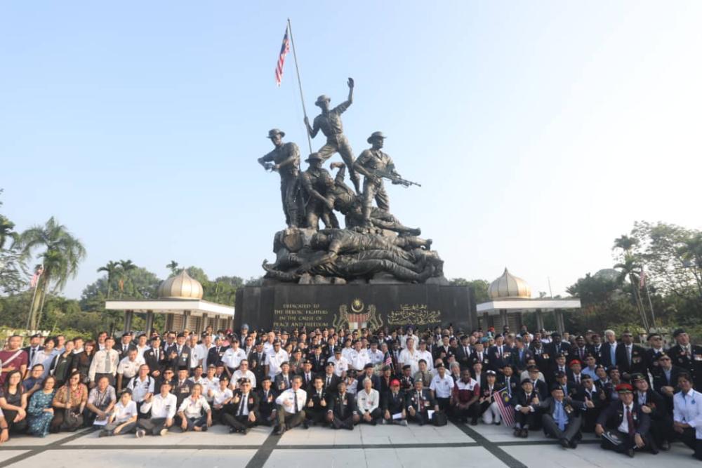 Armed forces veterans gathered in front of Tugu Negara to commemorate Remembrance Day. — Sunpix by Asyraf Rasid