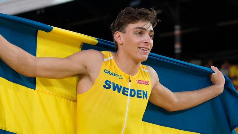 (video) Duplantis eclipses Bubka with outdoor pole vault world record