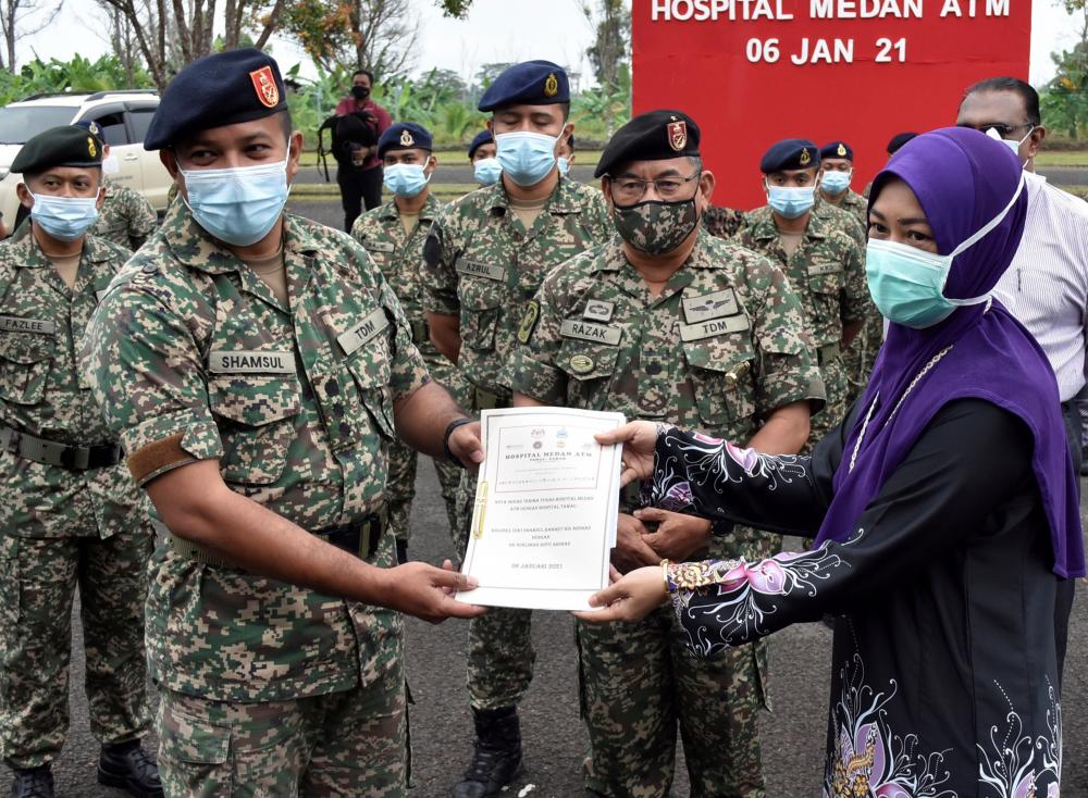 Commander of the 13th Infantry Brigade, Brigadier General Abdul Razak Hussain (middle) witnessing the handing over of duties by the field hospital’s commander, Colonel Dr Shamsul Bahary Muhamad to Tawau Hospital director Dr Norlimah Arsad here. — Bernama