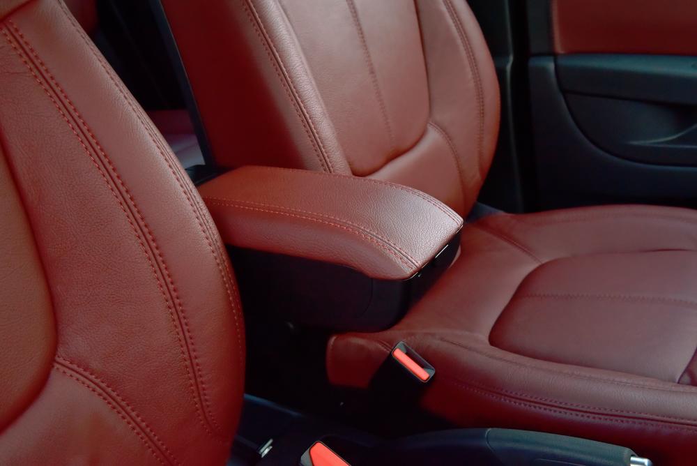 Armrest with storage. $!Armrest with storage.