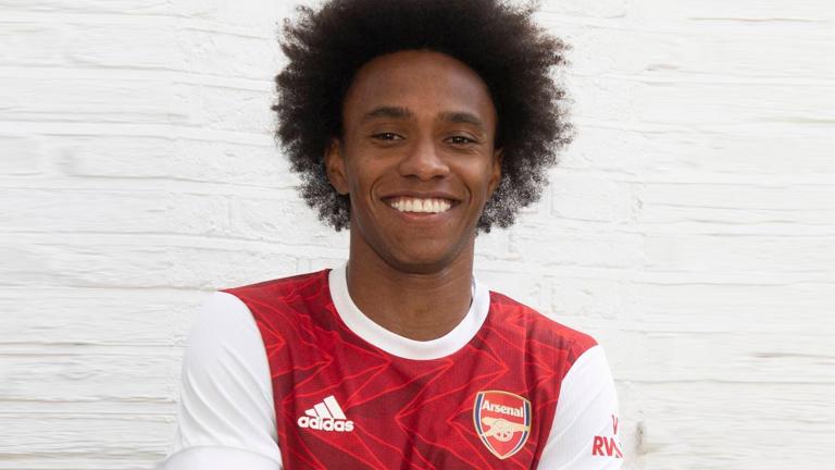 Arsenal sign Willian on three-year contract
