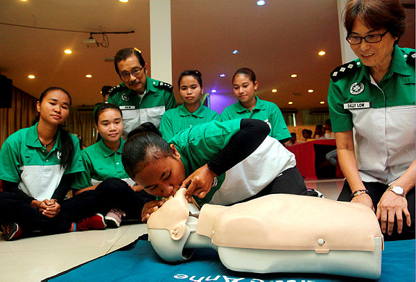 An Orang Asli youth, Sura Bah Singin is thought Cardiopulmonary Resusication (CPR) techniques by a St John Ambulance Pahang officer, Sally Low (right) at the Basic Course in Emergency Treatment of the St John Ambulance Malaysia, conducted today at Kuantan.