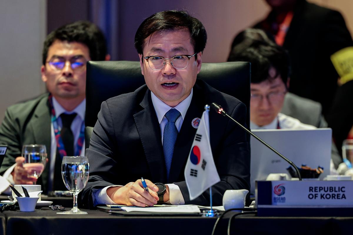 Yeo participating in the working lunch of the 28th Asean Economic Ministers Plus Three Consultation, in conjunction with the 57th AEM Meeting and related meetings at the Malaysia International Trade and Exhibition Centre today. – Bernamapic