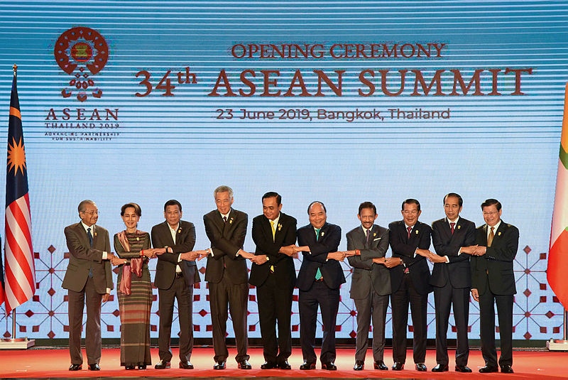 (L-R) Malaysia’s Prime Minister Mahathir Mohamad, Myanmar’s State Counsellor Aung San Suu Kyi, Philippines’ President Rodrigo Duterte, Singapore’s Prime Minister Lee Hsien Loong, Thailand’s Prime Minister Prayut Chan-O-Cha, Vietnam’s Prime Minister Nguyen Xuan Phuc, Brunei’s Sultan Hassanal Bolkiah, Cambodia’s Prime Minister Hun Sen, Indonesia’s President Joko Widodo and Laos Prime Minister Thongloun Sisoulith join hands to pose for photos during the opening ceremony of the 34th Association of Southeast Asian Nations (Asean) summit in Bangkok on June 23, 2019. — AFP