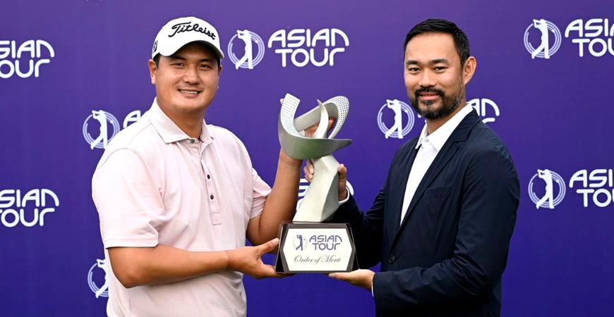 Sihwan Kim (left) of the United States and Asian Tour Commissioner &amp; CEO Cho Minn Thant. – ASIANTOURPIX