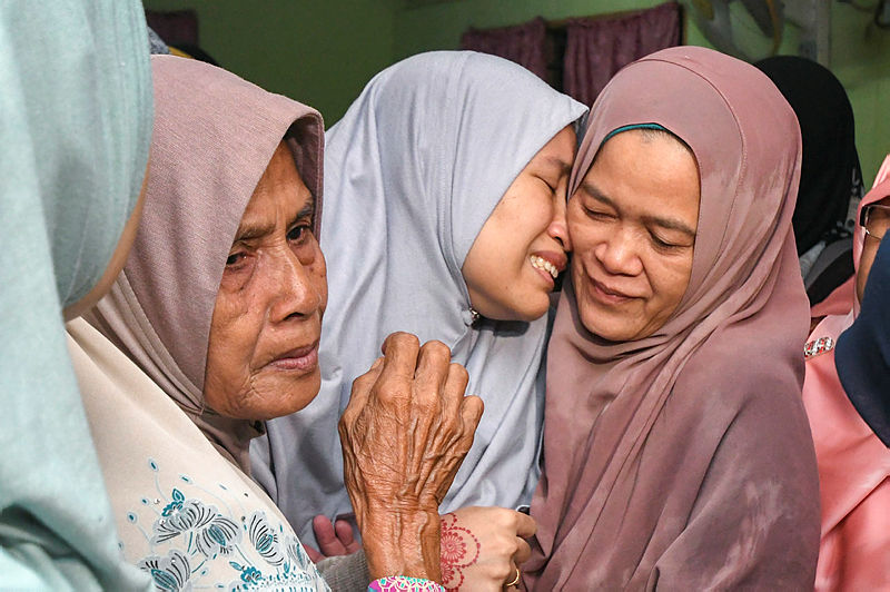 Nur Asilah Arahim (C) is consoled by relatives, in Bachok, on March 29, 2019. — Bernama