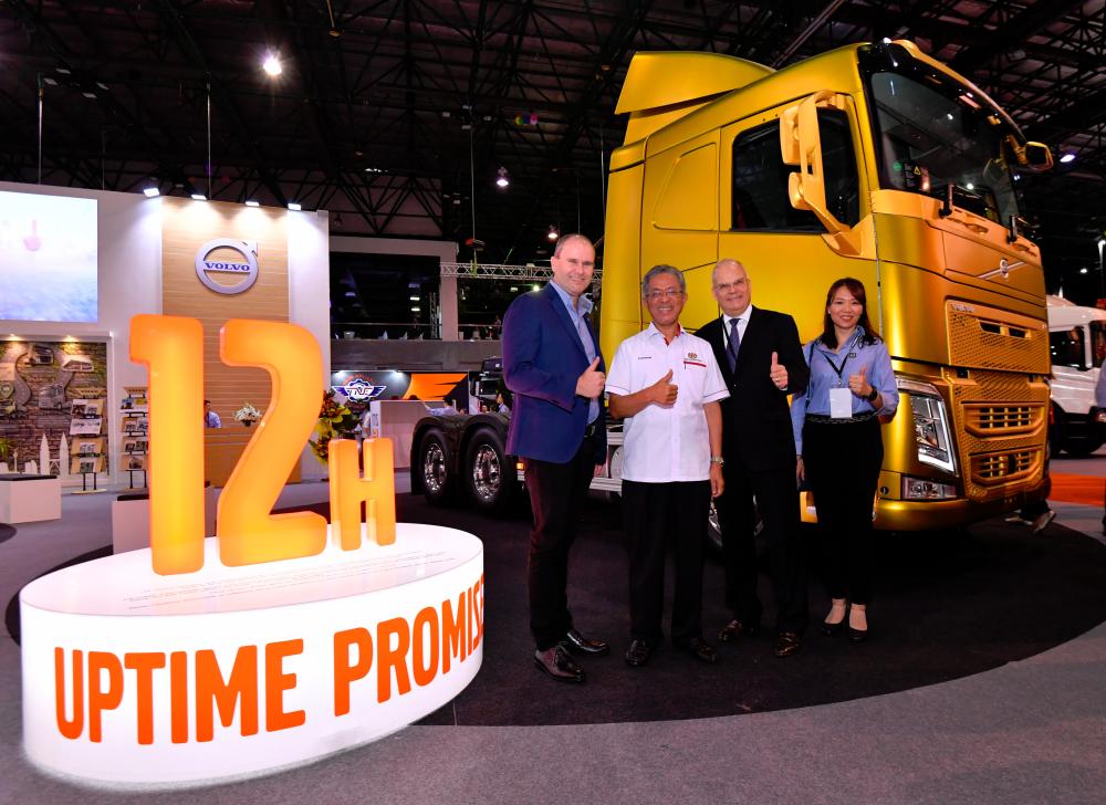 From left: Peden, deputy minister of transport Datuk Kamarudin Jaffar, Swedish Ambassador to Malaysia y Dag Juhlin-Dannfelt, and Volvo Malaysia vice-president of marketing and business development Karen Tan, at the launch of Uptime Promise, next to the FH13.