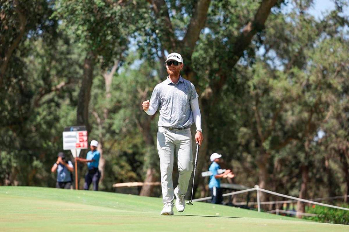 Scott Vincent winning putt on the 18th Green. – Steve Bardens / Asian Tour