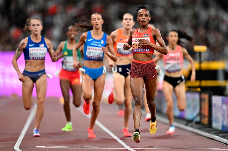 $!Kenya’s athlete Beatrice Chebet (centre R) crosses the finish line of the women’s 5000m heats during the World Athletics Championships in Tokyo on September 18, 2025. - Jewel SAMAD / AFP