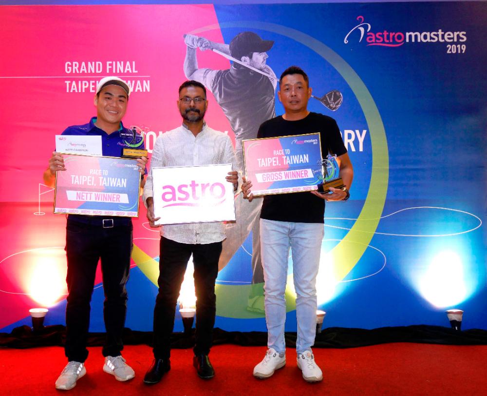 Off to Taiwan... Gross champion Alan Chong Chek Fei (right) and Nett Champion, Jimmy Goh Boon Hee (left) with Astro Masters 2019 Organizing Chairman, Mr. P. Jeganathan. PHOTO: TFCM
