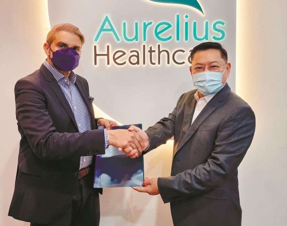 Amir (left) at the signing of the agreement with Peh Lian Hwa, group chairman of Teguh Harian, the developer of Aurelius Hospital Alor Setar.