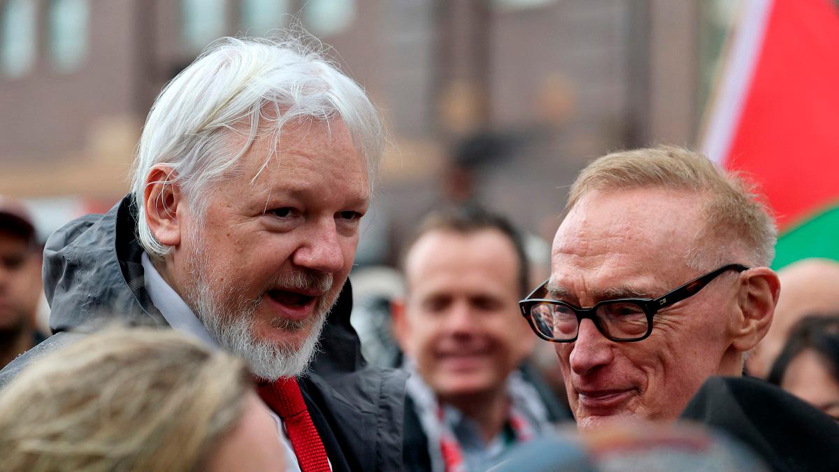 WkikLeaks founder Julian Assange (L) and former Australian minister for foreign affairs Bob Carr (R) chat during a pro-Palestinian rally against Israel’s actions and the ongoing food shortages in the Gaza Strip, in Sydney on August 3, 2025. - DAVID GRAY / AFP